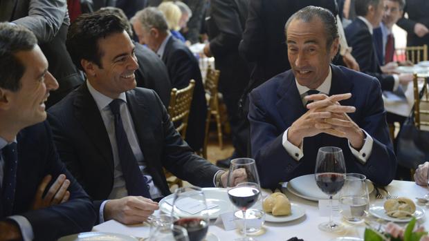 Rodríguez-Pina, a la derecha, en un foro de ABC