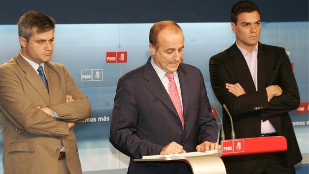 Foto de archivo correspondiente al 31 de mayo de 2007 en que Miguel Sebastián (centro) dimitió como cabeza de lista del PSOE a la alcaldía de Madrid tras su derrota frente a Gallardón