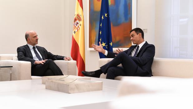 Se Moscovici cree que de esta forma «pasaremos una página dolorosa» (izda de la foto), en referencia a la crisis