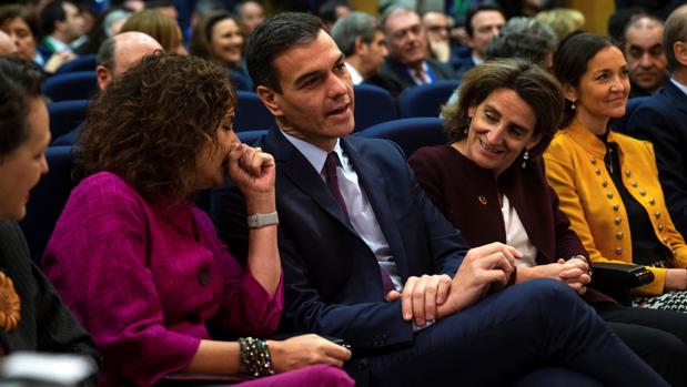 Pedro Sánchez (centro imagen) junto a la minsitra de Hacienda, María José Montero