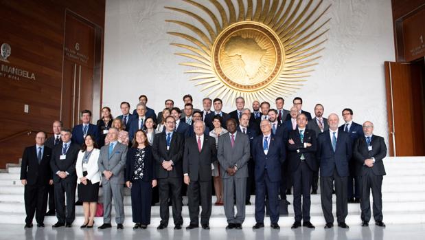 El ministro de Asuntos Exteriores de España, Josep Borrell (4d), junto al vicepresidente de la Comisión de la Unión Africana, Kwesi Quartey (5d), posa para la foto de familia durante el encuentro con embajadores de España en África