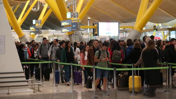 Colas más largas de lo habitual en Barajas por la huelga de los vigilantes de seguridad