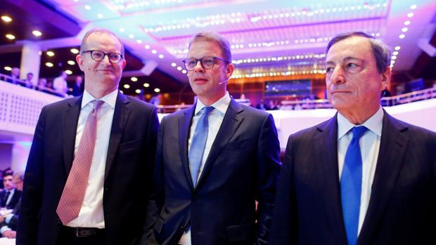 De dcha a izda: El presidente del BCE, Mario Draghi, el CEO de Deutsche Bank Christian Sewing y su homólogo en el Commerzbank, Martin Zielke