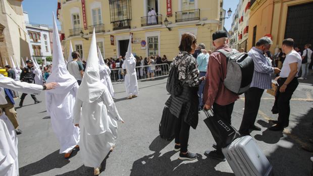 Turistas en la Semana Santa de Sevilla