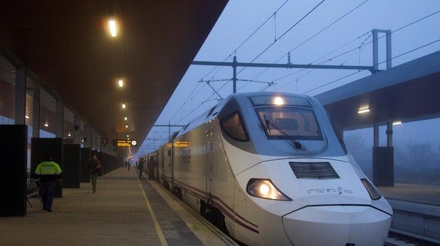 Tren de Renfe en una estación de Zamora