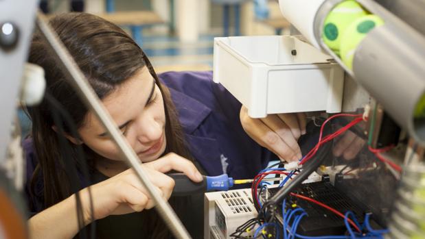Estudiante de la Universidad de Mondragón durante su estancia remunerada en una empresa