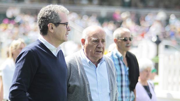 El fundador de Inditex, Amancio Ortega (dcha) junto al actual consejero delegado de la multinacional, Pablo Isla