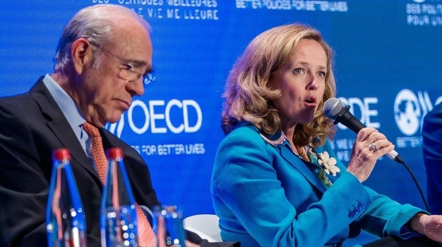 El secretario general de la OCDE, Ángel Gurría, junto a la ministra de Economía, Nadia Calviño
