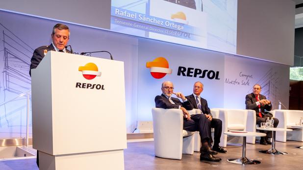 El teniente general, durante su intervención, junto a Antonio Brufau, Miguel Antoñanzas e Íñigo Díaz