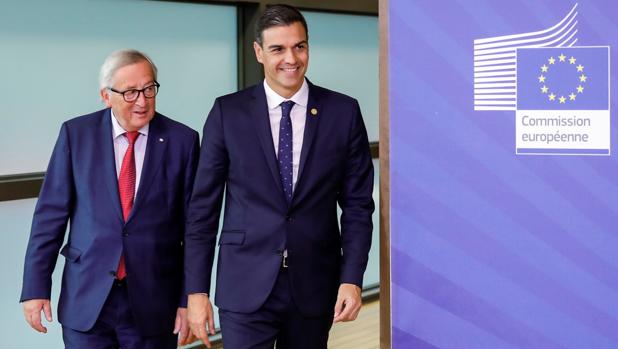 El presidente de la Comisión Europea, Jean Claude Juncker, junto con Pedro Sánchez