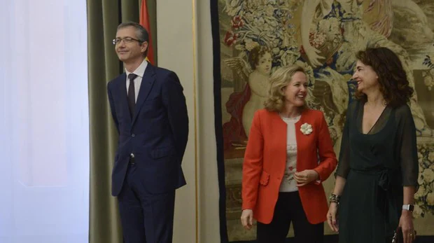 El gobernador del Banco de España, Pablo Hernández de Cos, junto a las ministras de Economía, Nadia Calviño, y de Hacienda, María Jesús Montero