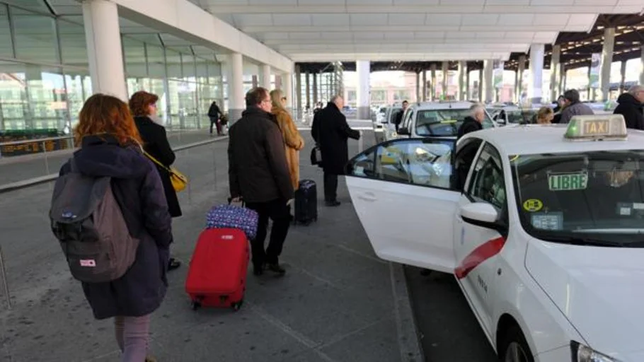 Cabify comienza a operar con taxis en Madrid y Valencia y noticias económicas