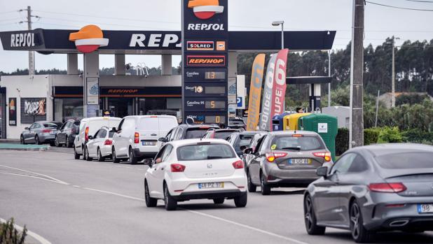 El coste de la gasolina en Portugal: 31 euros de impuestos por cada 50 euros al llenar el depósito