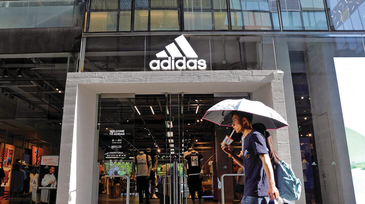 Gato de salto hasta ahora satisfacción Nike y Adidas cierran temporalmente un número significativo de tiendas en  China por el coronavirus