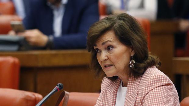 La vicepresidenta del Gobierno, Carmen Calvo, durante su itnervención en la diputación permanente