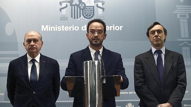 El portavoz parlamentario del PSOE, Antonio Hernando (c), durante la rueda de prensa posterior a la reunión del pacto contra el terrorismo yihadista tras los atentados de París