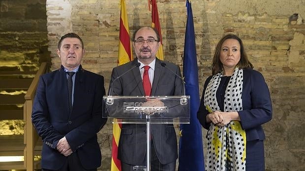 El presidente de Aragón, Javier Lambán, tras la reunión celebrada con más de una veintena de alcaldes afectados por el conflicto de los bienes