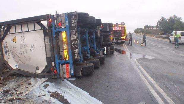 El camión ha obligado a cortar el tráfico de la N-III en Minglanilla