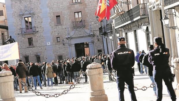 Agentes municipales de paisano durante su protesta en la Plaza de la Villa