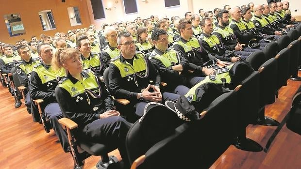 Agentes de la nueva promoción de cabos y sargentos de la Policía Municipal, el martes, en el arranque del curso
