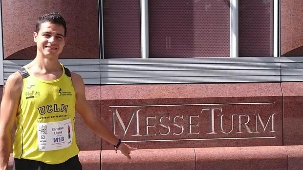 Christian López, delante del edificio Messeturm, en Frankfurt, el pasado año. Este año volverá a subir este rascacielos, que tiene 64 plantas