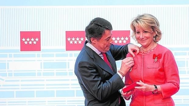 González impone a Aguirre la Medalla de Oro de la Comunidad, en 2013