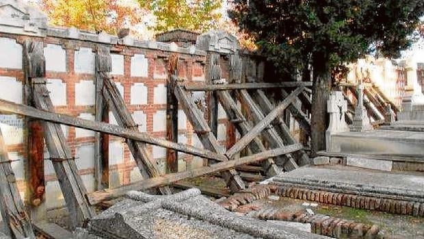 Varios nichos del cementerio de La Almudena apuntalados