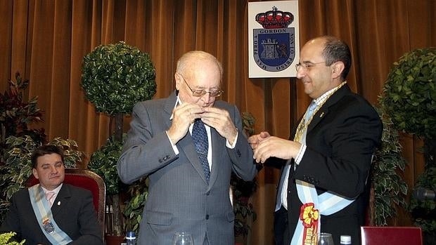 El presidente honorífico de Hullera Vasco-Leonesa, Antonio del Valle, durante un acto en el Ayuntamiento de La Pola de Gordón