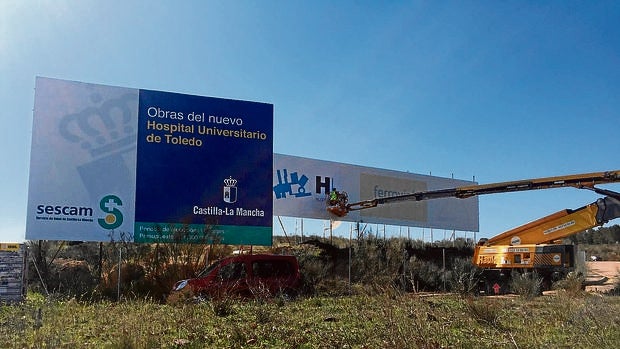 Cartel que anuncia el inicio de las obras del nuevo hospital de Toledo