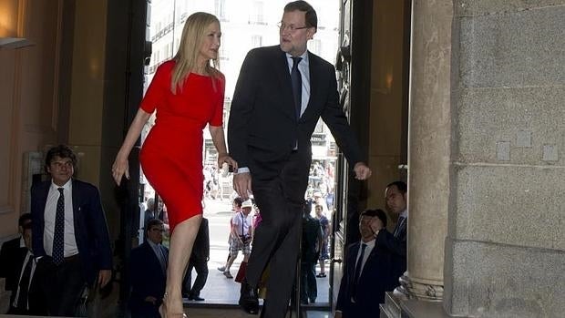Cifuentes y Rajoy durante la toma de posesion de los consejeros de la Comunidad, en junio de 2015