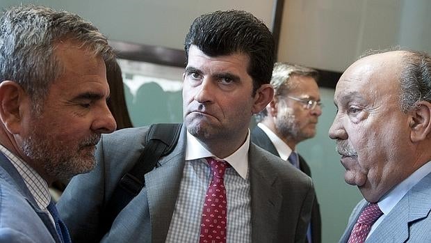 Bartolomé González, en el centro, en la Asamblea de Madrid