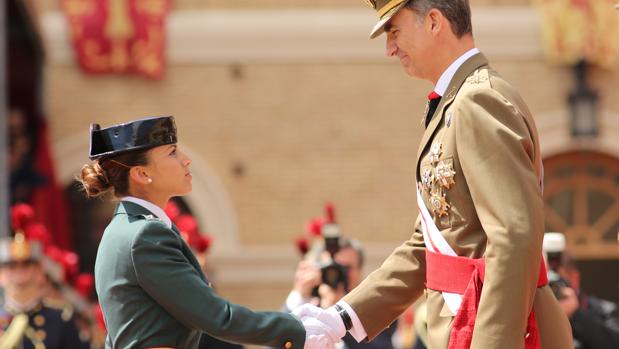 Laura López Reverón sueña ahora con obtener destino en su tierra, en Canarias. En la imagen, ayer, cuando el Rey le entregó su despacho de teniente de la Guardia Civil
