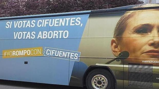 Autobús de los antiabortistas con la imagen de Cristina Cifuentes