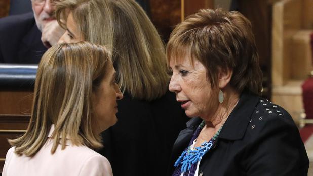 Ana Pastor conversa con Celia Villalobos durante la sesión constitutiva de las Cortes Generales