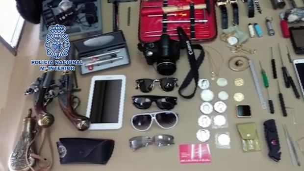 Algunas armas y material para robar en viviendas encontrados en el piso de los ladrones en Fuenlabrada