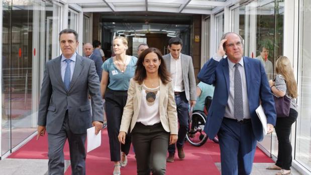 La alcaldesa de Getafe, Sara Hernández, y el portavoz del PSOE, Ángel Gabilondo, en la Asamblea de Madrid