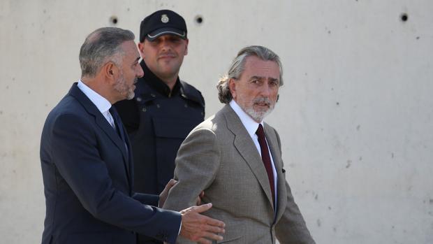 Francisco Correa, el principal acusado de la trama Gürtel, en la puerta de la Audiencia Nacional
