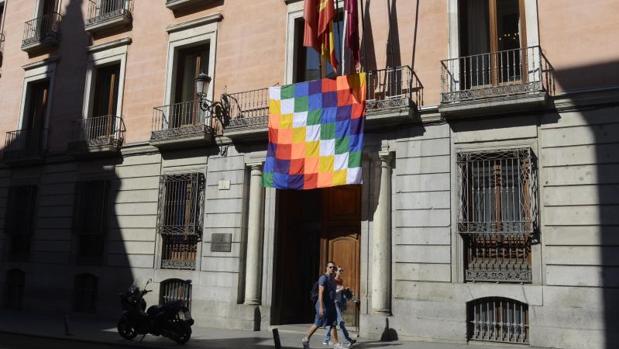 La bandera indígena que luce en la Junta del Distrito Centro, en la calle Mayor
