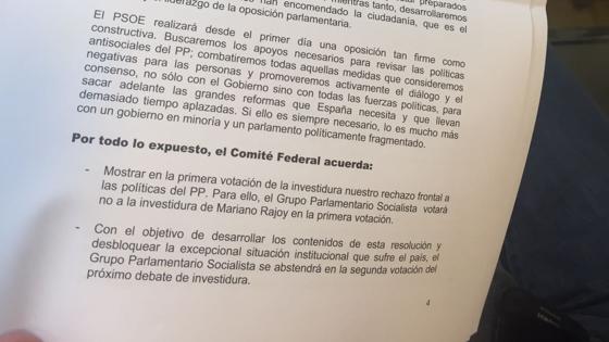 Gabriel Sanz facilita el documento que ha presentado el Comité para debatir esta mañana
