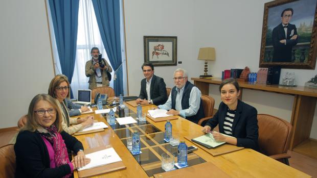 Miguel Santalices presidió la primera reunión ordinaria de la Mesa del Parlamento