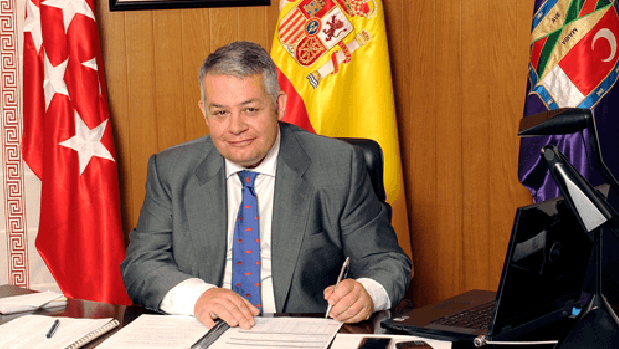 El alcalde de Colmenar Viejo, Miguel Ángel Santamaría, en el despacho del Ayuntamiento