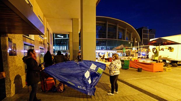 Dos dans del cantante Justin Bieber acampan frente al Palacio de Deportes