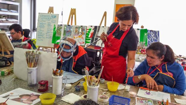 Laura Farías, en uno de los talleres del espacio creativo «Manos Libres», en el CREE de San Andrés de Rabanedo