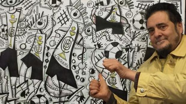 Tomás Bux, junto al cartel del 70 aniversario del Conquense