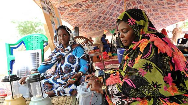 Mujeres en Mauritania cocinando en el desierto