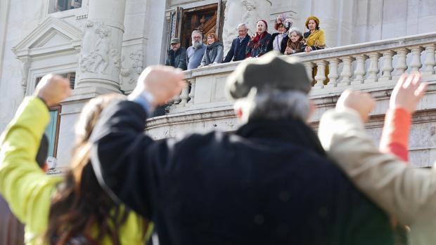 Imagen de Ribó junto a las «magas» republicanas en el Ayuntamiento de Valencia