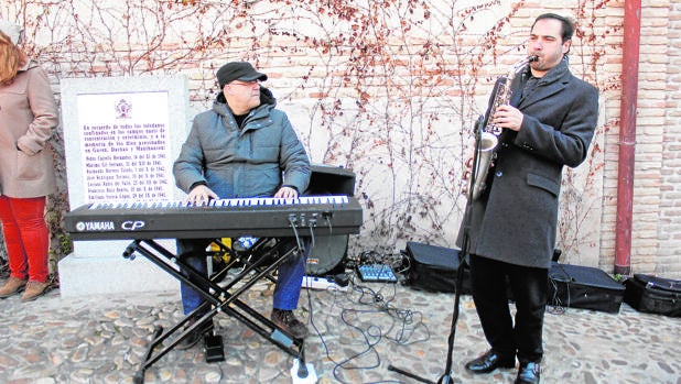 Andrés Tejero, al piano, y Diego Sánchez, con el saxo, amenizaron la mañana en la plaza del Sofer