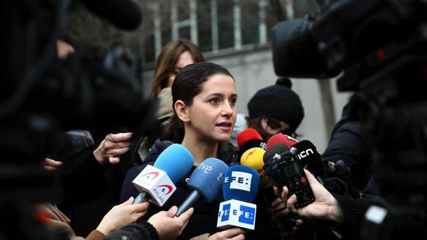 La líder de C's, Inés Arrimadas, atiende a los medios
