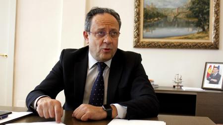 El consejero de Hacienda, en su despacho durante la entrevista