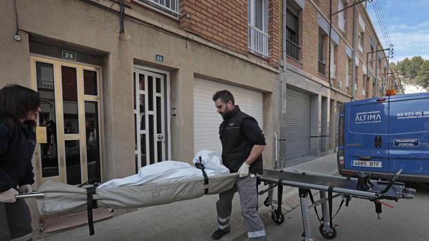 Los servicios funerarios retiran el cadáver del domicilio